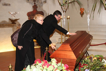 Alexandr Vondra s manželkou se loučí s Václavem Havlem