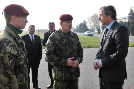 Spolu s ministrem se setkání s chrudimskými výsadkáři zúčastnili také poslanec David Kasal a starosta města Petr Řezníček. Ministr v rozhovoru s velitelem 4. brn plukovníkem Hlaváčem a kapitánem Markem Štěpánkem, který byl velitelem jednotky v africkém Mali a chystá se do Afghánistánu