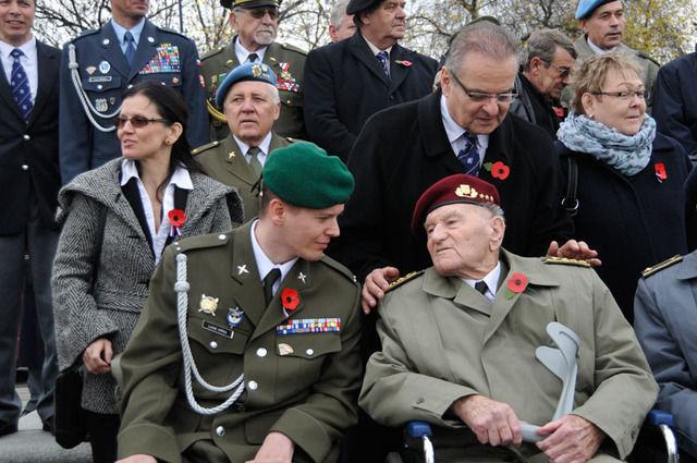 Novodobý válečný veterán Lukáš Hirka si jistě měl co povědět s posledním žijícím parašutistou z Velké Británie generálem Jaroslavem Klemešem