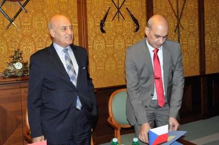 Velvyslanec Irácké republiky v Praze Walid Hamed Shilatgh v doprovodu svého tajemníka na Ministerstvu obrany