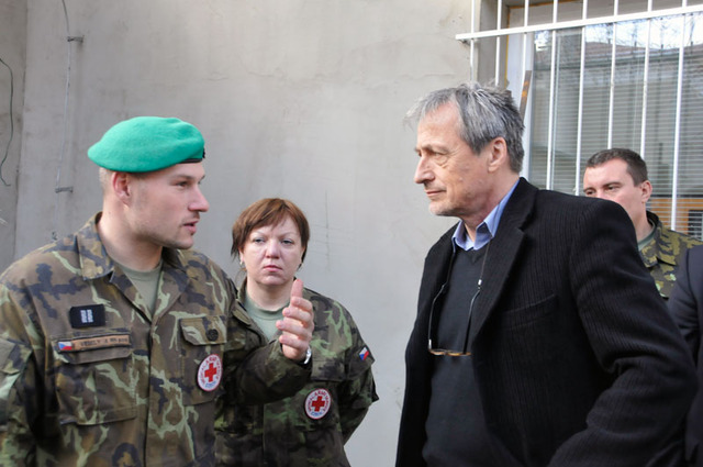 Zdravotnický instruktor nadrotmistr Břetislav Veselý vysvětlil při ukázce mnistru obrany Martinu Stropnickému počínání těch, kteří v boji zachraňují životy svých kamarádů