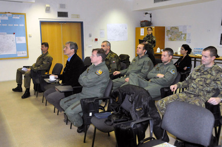 Hosté si poté vyslechli jeho prezentaci o poslání a současných úkolech příslušníků 22. základny vrtulníkového letectva