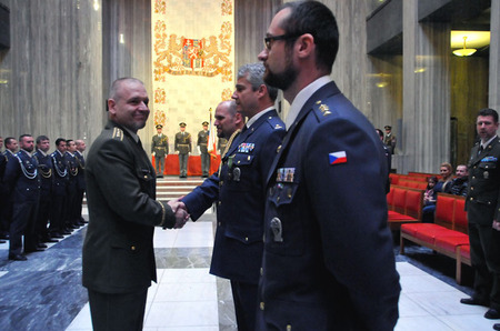 Generálporučík Jiří Baloun předává třem velitelům - majorům Michalu Javůrkovi, Daliboru Křenkovi a kapitánu Jiřímu Kratochvílovi Záslužné kříže ministra obrany ČR III. stupně