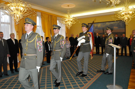 Přinesení státní vlajky vojáky Čestné stráže AČR