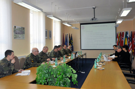 Na brífinku informoval velitel pluku o historii a poslání dělostřeleckého útvaru, který nese od roku 1999 na základě dekretu prezidenta republiky název "Jaselský"