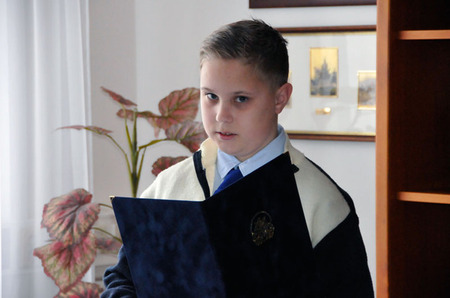 Jedenáctiletý žák VI. A Základní školy v Brně - Medlánkách Erik Palásek čte svou esej, kterou věnoval českým vojákům