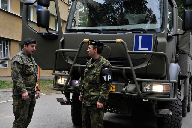 Instruktor praporčík Miloslav Mráz (vlevo) informuje velitele kapitána Dušana Vítů o průběhu praktické jízdy s řidičem, kterým byl major Pavel Balcar