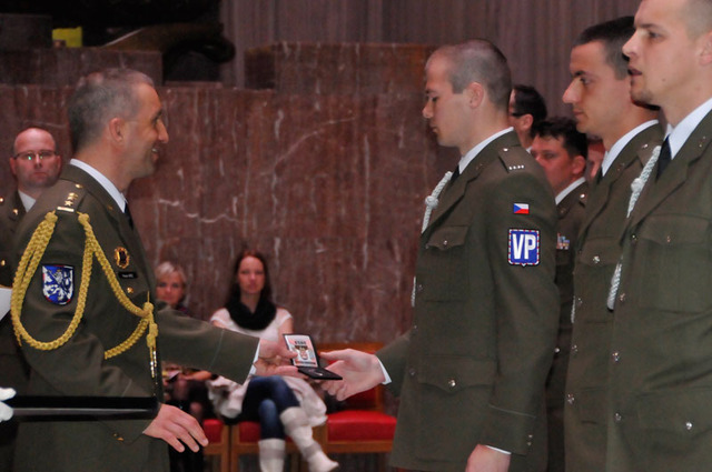 Náčelník Vojenské policie plukovník gšt. Pavel Kříž předává absolventům základního odborného kurzu VP služební průkazy, kterými se vojáci stávají vojenskými policisty