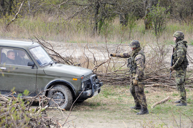 Jedna z epizod cvičení - činnost na kontrolně-propuštěcím místě. Za chvíli aktivní záložníci naleznou ve vozidle ukrytou zbraň