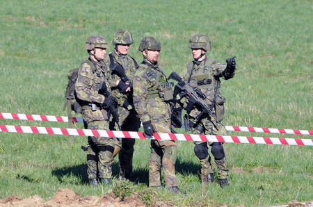 Pokládání min, tedy zřizování minového pole, řídili velitelé ženijních čet.