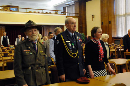 Účastníci setkání v hlavním sále Ministerstva obrany ČR