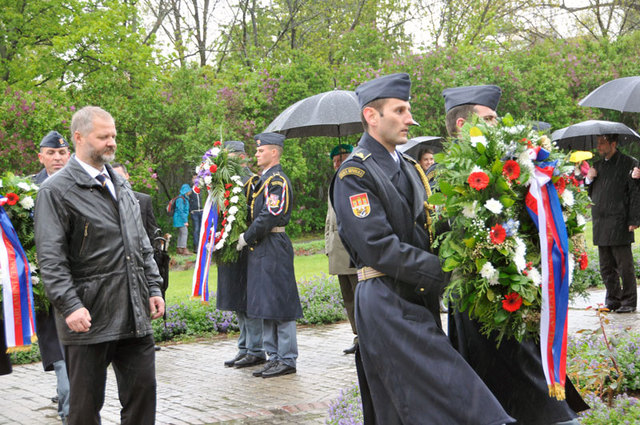 Senátor Václav Hampl položil smuteční věnec k soše spoluzakladatele československé státnosti za horní komoru Parlamentu ČR