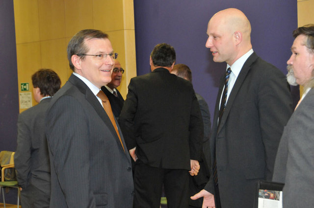 Před zahájením jednání v rozhovoru náměstek Jiří Šedivý s hosty z Ministerstva vnitra ČR