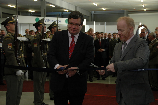 Ministr obrany Alexandr Vondra a ředitel FSEC Jan Sajdl symbolicky zahajují výstavu