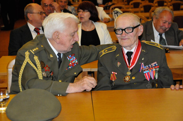Tradiční slavnostní setkání v hlavním sále u příležitosti 72. výročí SNP bylo příležitostí k setkání přímých účastníků, válečných kamarádů - plukovníci Miroslav Wolf a Ján Plovajko