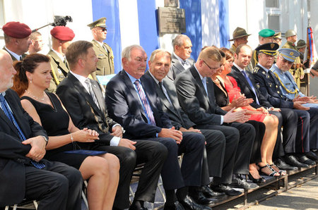 Část čestných hostů, kteří se přišli poklonit památce kolínského rodáka v prostoru před obchodní akademií 