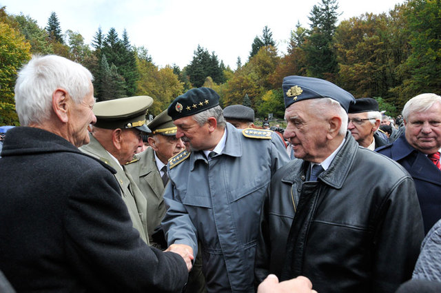 S českými válečnými veterány se na Dukle pozdravil také náčelník Generálního štábu Ozbrojených sil SR generál Milan Maxim