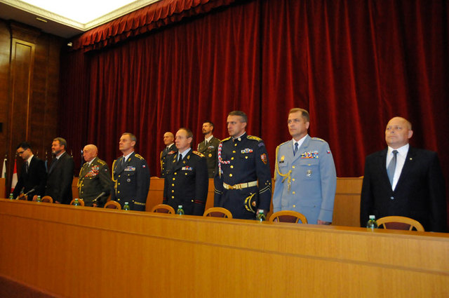 Čestné předsednictvo slavnostního setkání vedoucích představitelů MO a GŠ AČR s válečnými veterány a vojenskou veřejností