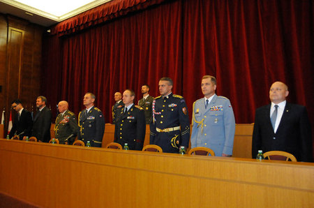 Čestné předsednictvo slavnostního setkání vedoucích představitelů MO a GŠ AČR s válečnými veterány a vojenskou veřejností