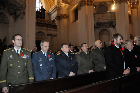 Mezi hosty bohoslužby byli také náměstek ministra obrany Jakub Landovský a generalita Armády České republiky