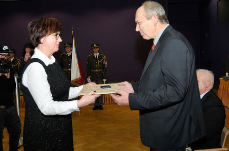 Mezi prvními převzal osvědčení z rukou náměstkyně Aleny Netolické Stanislav Devátý