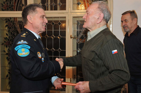 K 91. narozeninám blahopřáli generálu Klemešovi v Žatci na velitelství 4. brn i výsadkoví veteráni z Jindřichova Hradce