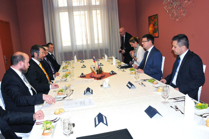 Po přivítání obě delegace zasedly k pracovnímu obědu