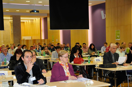 Pohled do konferenčního sálu hotelu DAP v Praze - v popředí španělský koordinátor projektu ESENER z Evropské agentury BOZP Xabier Irastorza