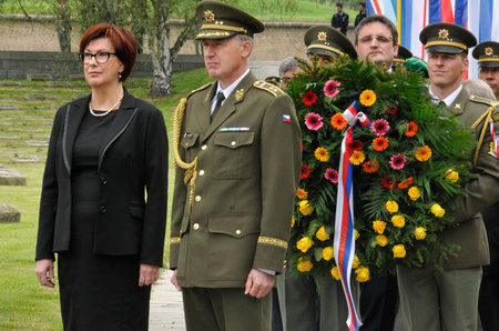 Společný věnec Ministerstva obrany ČR a Generálního štábu AČR položili náměstkyně pro řízení sekce právní MO ČR Alena Netolická a zástupce náčelníka GŠ AČR generálmajor Jaroslav Kocián