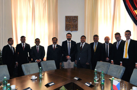 Společné foto české a filipínské delegace, které vedly jednání