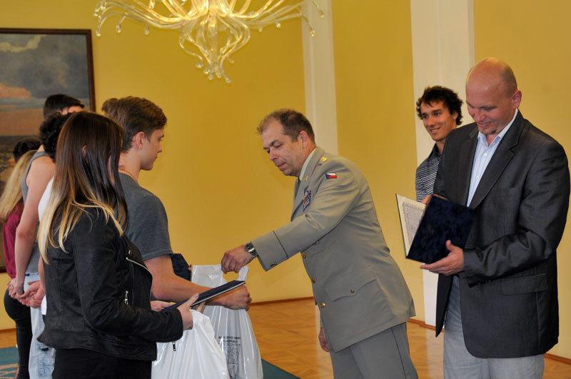 S ředitelem odboru pro válečné veterány MO plukovníkem Eduardem Stehlíkem