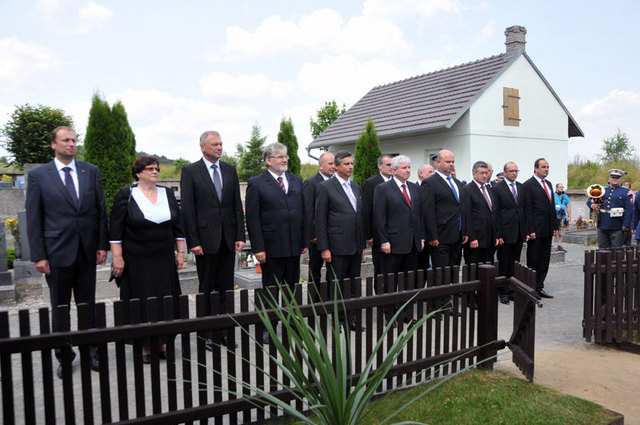 Noví ministři se poklonili památce zakladateli státu  a prvnímu prezidentovi Tomáši Garique Masarykovi u jeho hrobu v Lánech