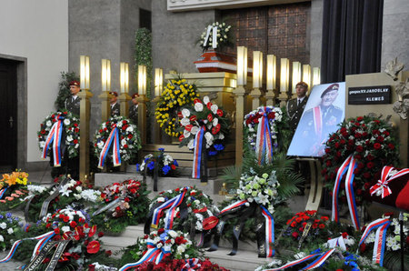 Obřadní síň zaplavily pod katafalkem smuteční věnce a květiny