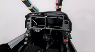 V simulačním centru H-1 státního podniku LOM PRAHA se uvádí do provozu trenažér na bitevní vrtulník AH-1Z Viper 