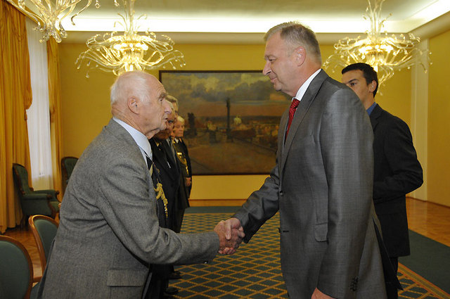 jako první převzal Záslužný kříž ministra obrany ČR II. stupně plk. v.v. Jiří Králík