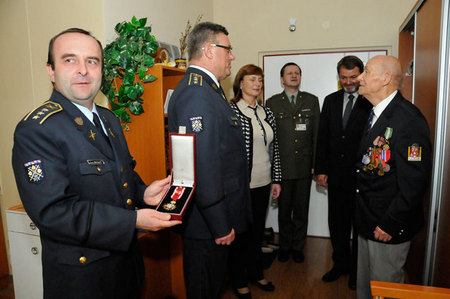 Plukovník Machatý ukazuje vyznamenání, které udělil prezident republiky majoru v.v. Vasilu Korolovi