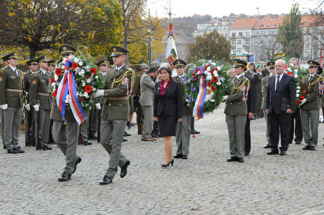 První místopředsedkyně Senátu Alena Gajdůšková položením smutečního věnce u Památníku pod Emauzy vzdala hold československým legionářům, kteří stáli u základů společného státu Čechů a Slováků před 95. lety