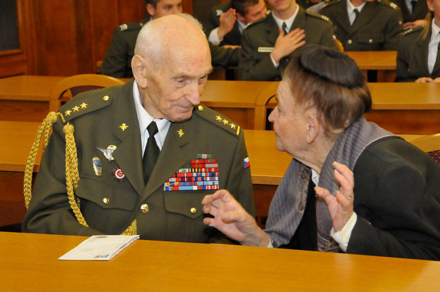 Účastníci bojů z východní fronty si mají vždy co říci a na co vzpomínat - vlevo výsadkář plukovník v.v. Antonín Bukový