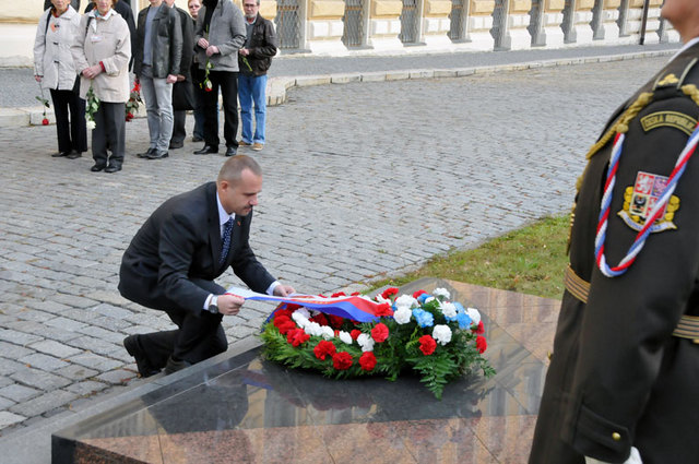 Za Ministerstvo obrany ČR smuteční věnec k památníku položil ředitel Kabinetu MO František Šulc