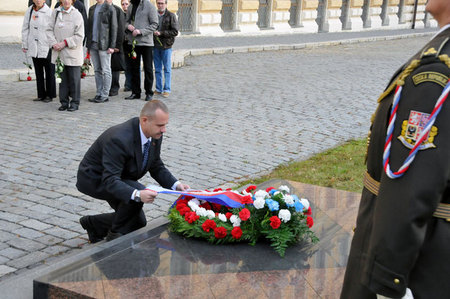 Za Ministerstvo obrany ČR smuteční věnec k památníku položil ředitel Kabinetu MO František Šulc