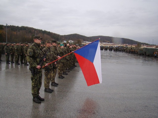 Národní symboly jakými jsou dnes státní vlajka a státní hymna České republiky jsou stejně jako v historii nezbytnou součástí výbavy jednotky „na bitevním poli“.