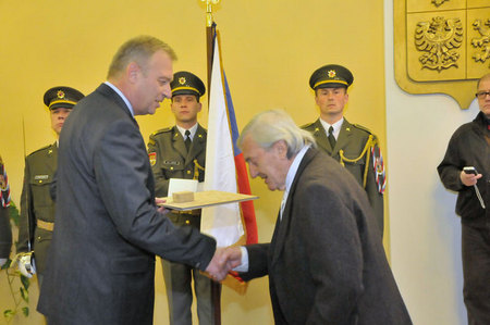 jako první převzal ocenění z rukou ministra obrany Vlastimila Picka  Alexandr Kliment