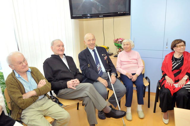 Předvánočního setkání se v ÚVN Praha poprvé zúčastnil také poslední parašutista z Anglie, brigádní generál Jaroslav Klemeš (druhý zleva), který požádal ministra, aby nebyli zapomenuti jeho kamarádi, s nimiž absolvoval výcvik ve Skotsku