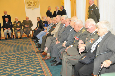 Veteráni v salonku Praha na Ministerstvu obrany ČR před zahájením setkání (1)