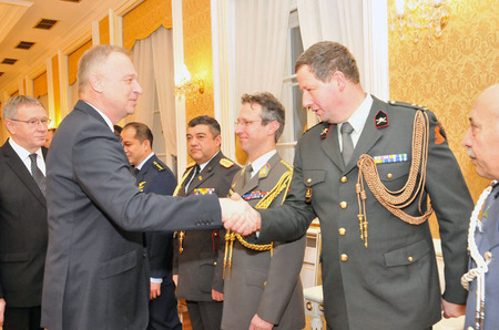 Ministr obrany Vlastimil Picek se pozdravil s každým z přítomných vojenských a leteckých přidělenců 