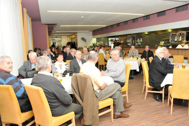 Účastníci setkání, které se konalo ve Vojenském klubu Domu armády Praha (1)