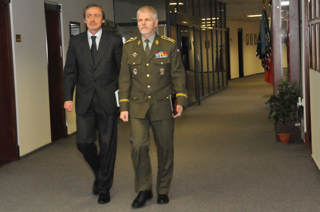Ministr obrany Martin Stropnický v doprovodu náčelníka GŠ AČR generálporučka Petra Pavla na Generálním štábu AČR