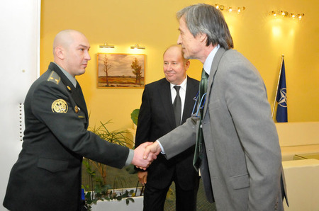 Ministr obrany ČR Martin Stropnický se zdraví s podplukovníkem Serhii Moskaljukem, který v Praze vykonává funkci přidělence obrany Ukrajiny