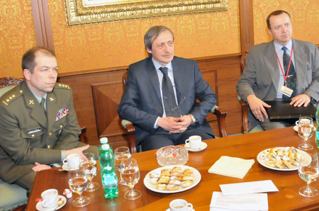 Spolu s ministrem obrany Martinem Stropnickým se přijetí zúčastnili plukovník Eduard Stehlík - ředitel odboru pro válečné veterány (vlevo) a Josef Zrzavecký - ředitel Kabinetu MO