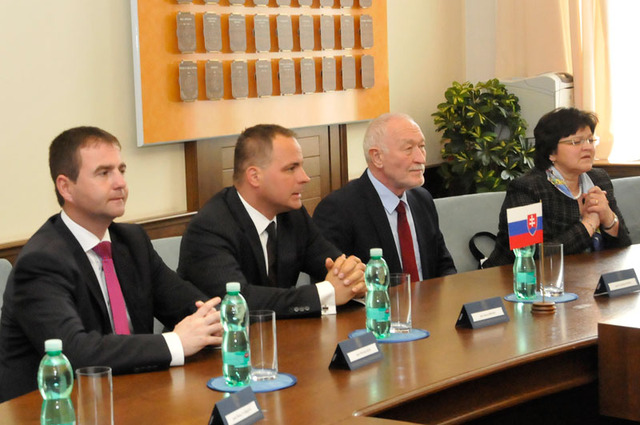 Část slovenské delegace na českém ministerstvu obrany